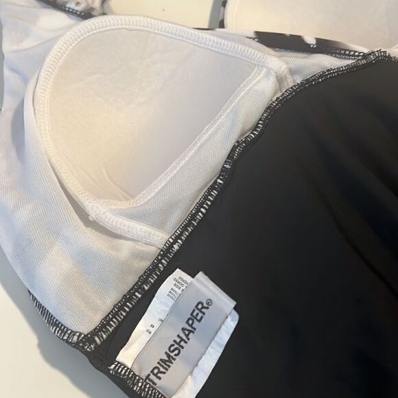 Trimshaper Black White Print Slimming Flowy One Piece Bathing Suit Size 10 - Picture 8 of 15